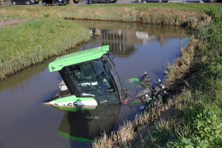 Medewerker belandt met maaimachine in het water: Brandweer en duikers met spoed naar Biesbosweg