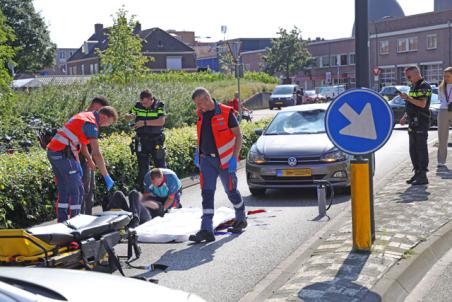 Vrouw op fiets raakt zwaargewond bij aanrijding met auto op de Taxandriaweg Waalwijk