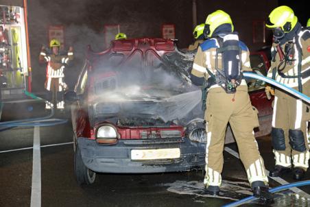 Auto vliegt in brand op parkeerterrein van de PLUS aan de Reigerbosweg Waalwijk