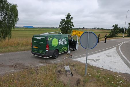 Bestelbus ramt lantaarnpaal en verkeersbord bij afrit Waalwijk-Oost