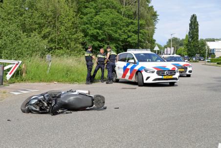 Scooterrijder botst tegen auto aan op de Elzenweg Waalwijk