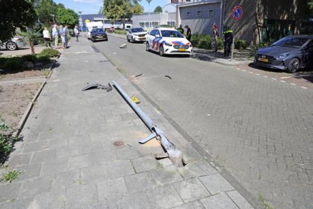 Bestuurster rijdt man aan en botst tegen lantaarnpaal aan de Meester van Houtenstraat Waalwijk