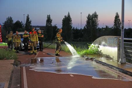 Kleine buitenbrand op fietsbrug bij Midden-Brabantweg in Waalwijk