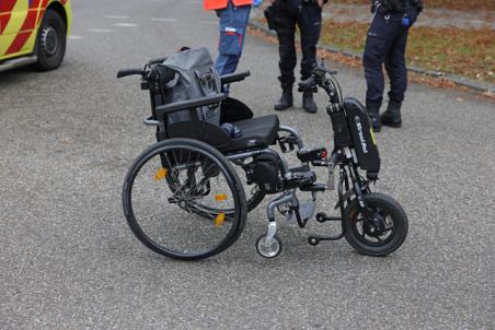Vrouw in elektrische rolstoel lichtgewond bij aanrijding in Waalwijk