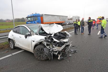 Bestuurders komen met de schrik vrij bij flinke aanrijding op de A59 (Maasroute) Waalwijk