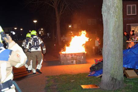 Brandweer rukt uit voor een buitenbrand aan de Albrecht Rodenbachstraat Waalwijk