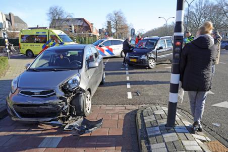 Twee auto’s botsen tegen elkaar op beruchte kruising aan de Ambrosiusweg Waalwijk