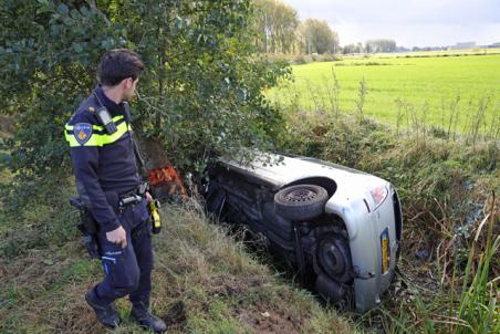 Bestuurder vliegt met auto uit de bocht bij Waalwijk-Oost