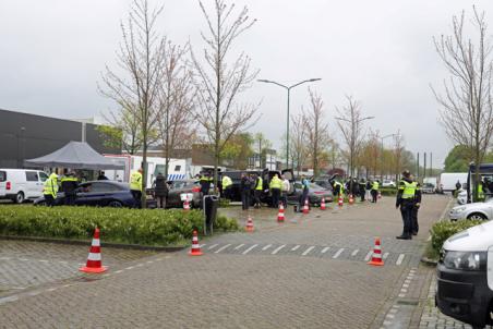 Grote politiecontrole op parkeerterrein van Piet Klerkx Waalwijk