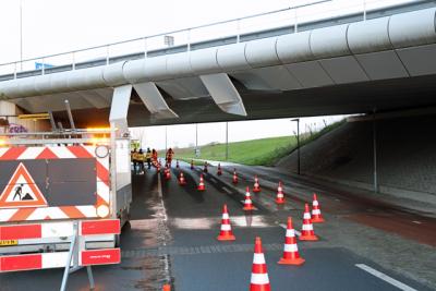 Vrachtwagen rijdt tegen viaduct aan Hoogeindse Rondweg Waalwijk