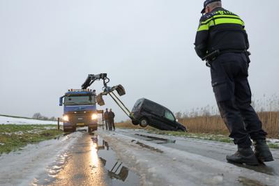 Auto op zijn kop in de sloot door spekgladde Zomerdijk Waalwijk