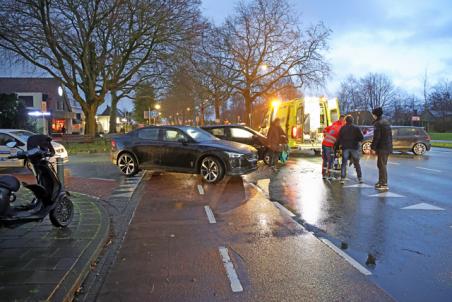 Automobilist botst tegen scooterrijder aan de Burg. van der Klokkenlaan Waalwijk