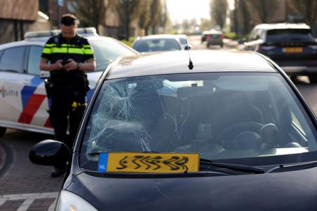 Fietser klapt tegen voorruit bij aanrijding in Jos van Wijlenstraat