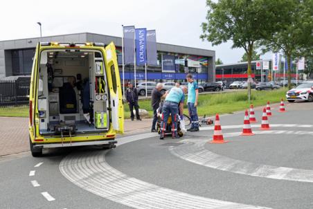 Fietser en auto komen in botsing aan de Kleiweg Waalwijk