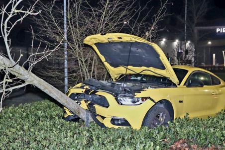 Ford Mustang vliegt uit de bocht en botst tegen boom aan de Tuinstraat Waalwijk