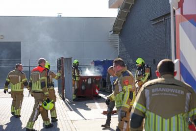 Alerte voorbijganger voorkomt uitbreiding containerbrand op Elzenweg