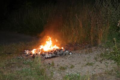Brandweer blust afvalbrand aan de Zomerdijk in Waalwijk