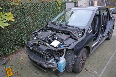 Mercedes compleet gestript aan de Burgemeester van Prooijenstraat Waalwijk