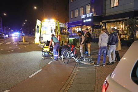 Politie en ambulance rukken uit voor een aanrijding aan de Grotestraat Waalwijk