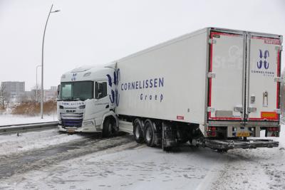 Midden-Brabantweg Waalwijk deels afgesloten na scharen van vrachtwagen