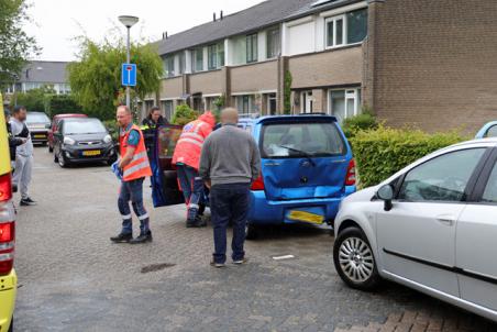 Kop-staartbotsing op Robert Stolzsingel in Waalwijk - vrouw nagekeken door ambulancepersoneel