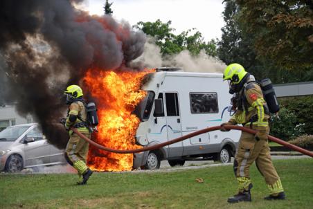 Camper gaat in vlammen op aan de Acaciastraat Waalwijk