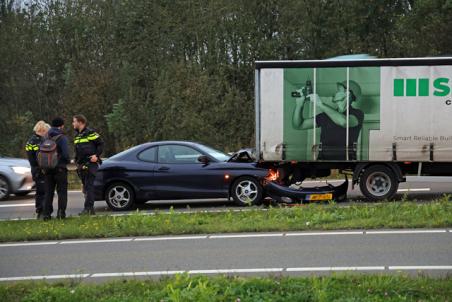 Bestuurder botst achterop bakwagen op de Midden-Brabantweg Waalwijk