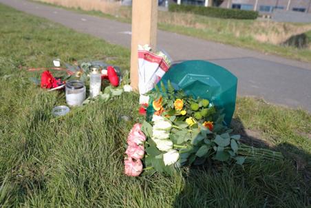 Bloemen op plek waar man (25) overleed na ongeluk aan de Biesbosweg Waalwijk