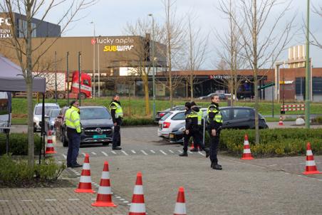 Grote politiecontrole bij parkeerterrein Piet Klerkx Waalwijk