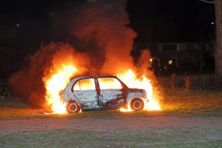 Auto volledig uitgebrand in Waalwijk op kerstochtend: politie vermoedt brandstichting