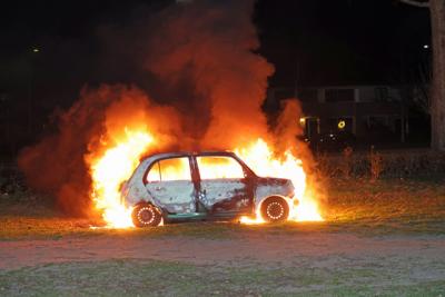 Auto volledig uitgebrand in Waalwijk op kerstochtend: politie vermoedt brandstichting