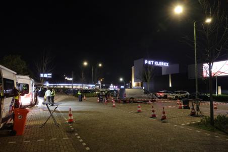 Grote politiecontrole op parkeerterrein van Piet Klerkx Waalwijk