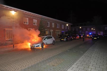 Opnieuw autobrand in Waalwijk: politie zet poederblusser tevergeefs in
