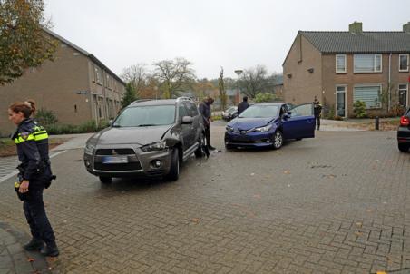 Twee auto’s botsen op elkaar aan de Prof. Nolenslaan Waalwijk