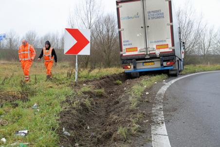 Vrachtwagen vol met hamburgers komt vast te zitten in berm op de A59 (Maasroute) Waalwijk