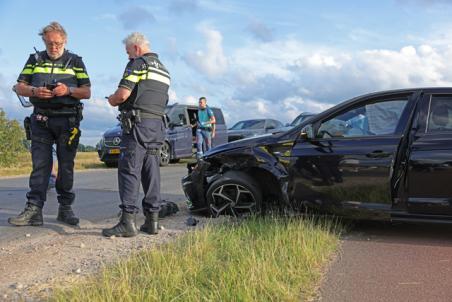 Twee auto&#039;s botsen op Valkenvoortweg in Waalwijk