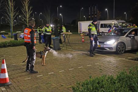 Detectiehonden ingezet bij politiecontrole op parkeerterrein Piet Klerkx Waalwijk