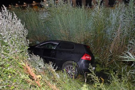 Bestuurder belandt met auto in de sloot aan de Kloosterheulweg Waalwijk