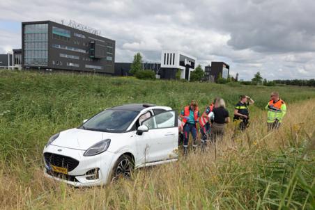 Auto raakt van de weg op A59 en belandt in bosschage: bestuurster gewond