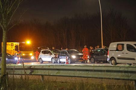 Vijf auto’s botsen op elkaar op de Midden-Brabantweg Waalwijk