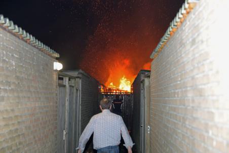 Grote schade door felle schuurbrand aan het Max Regerpark Waalwijk