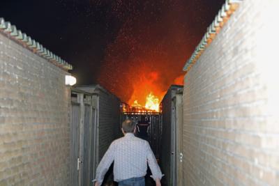 Grote schade door felle schuurbrand aan het Max Regerpark Waalwijk