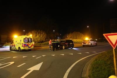 Auto ramt betonblokken op rotonde Noorder Allee: Bestuurder ziet rotonde over het hoofd