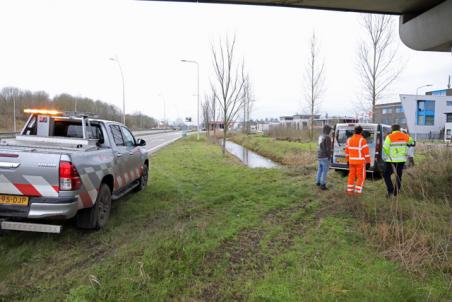 Automobilist neemt verkeerde afslag en komt vast te zitten met auto langs de Midden-Brabantweg Waalwijk