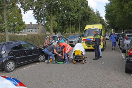 Aanrijding tussen auto en scooter op het Bloemenoordplein Waalwijk