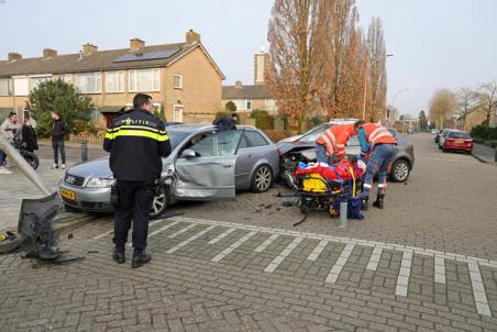 Twee gewonden na botsing op kruising aan de Pastoor Kuypersstraat Waalwijk