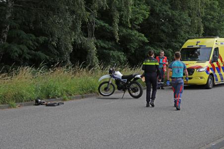 Aanrijding tussen auto en crossmotor aan de Elzenweg Waalwijk