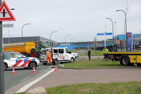 Ravage na botsing tussen tractor en bestelbus op Weteringweg
