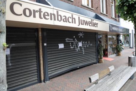Inbraak bij juwelier Cortenbach in Waalwijk: flinke schade, daders voortvluchtig