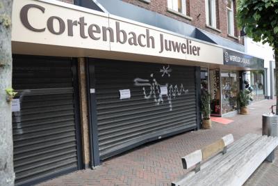 Inbraak bij juwelier Cortenbach in Waalwijk: flinke schade, daders voortvluchtig